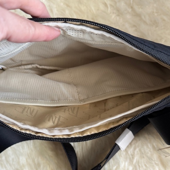 The North Face Never Stop Crossbody - NWT - Picture 4 of 4